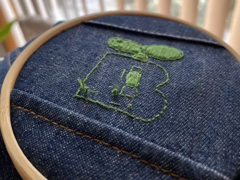 BonGreenのロゴを刺繍している様子