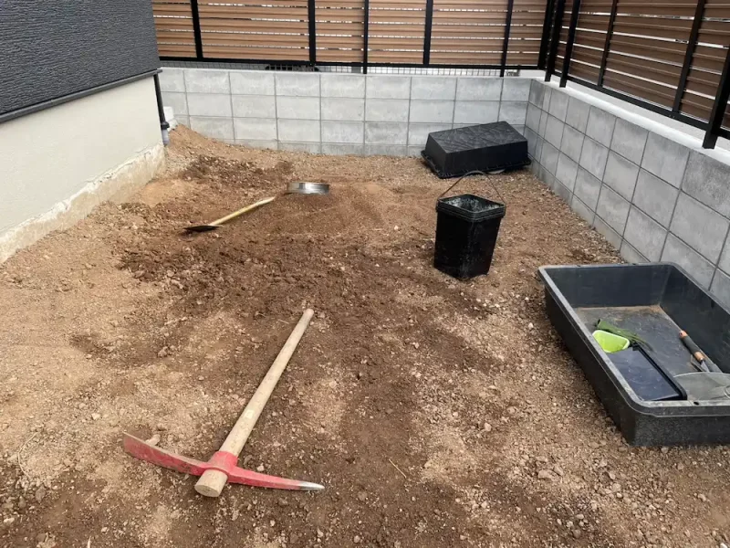 かたい土を掘り下げている様子