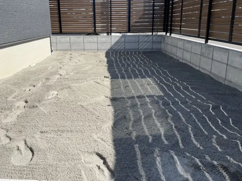 庭に敷き詰めた川砂