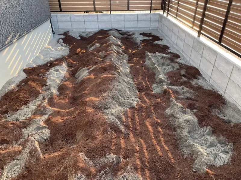 堆肥を混ぜている様子