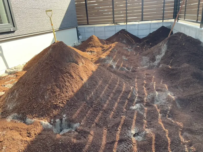 堆肥を混ぜている様子