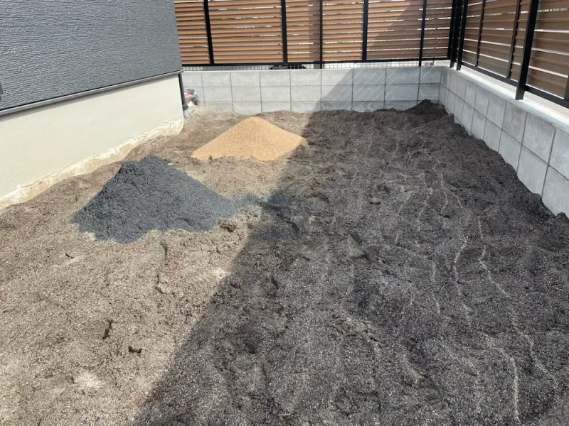 くん炭とバーミキュライトを混ぜる様子