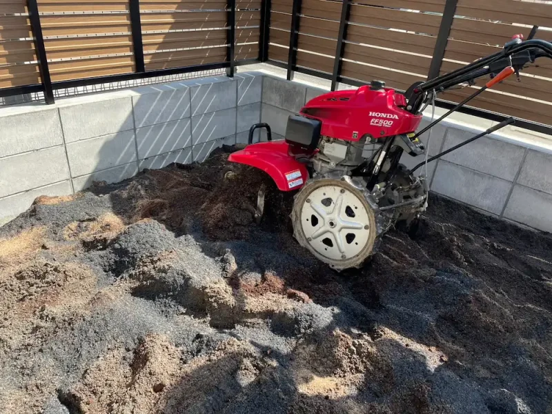 耕運機を使って土を耕している様子