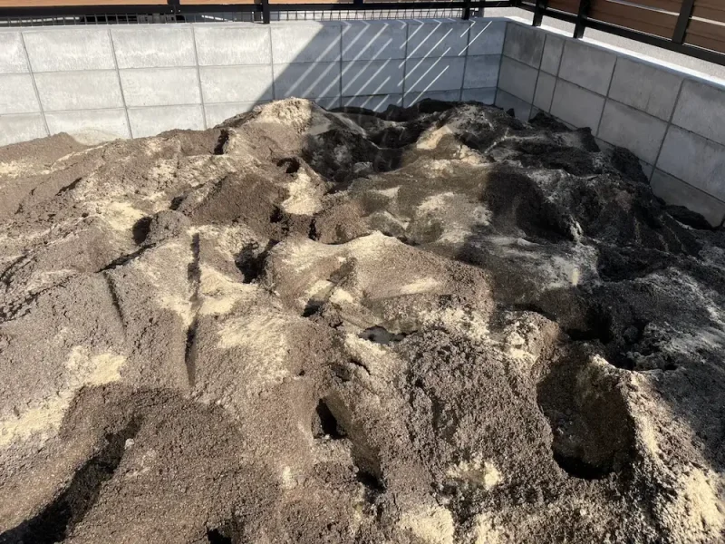 米ぬかとカルスNC-Rを混ぜる様子