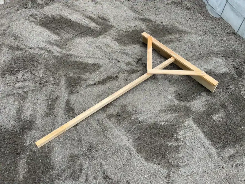 自作レーキで整地する様子。