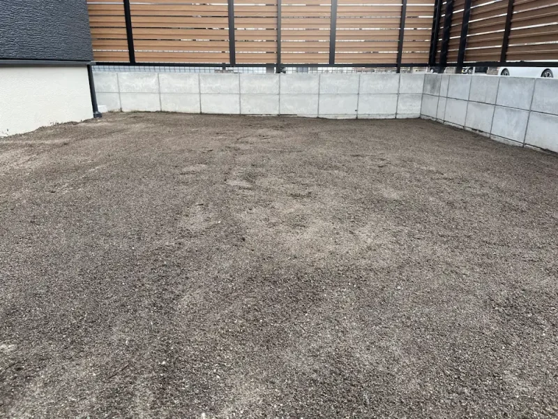 すべてを混ぜ込み平らにした庭