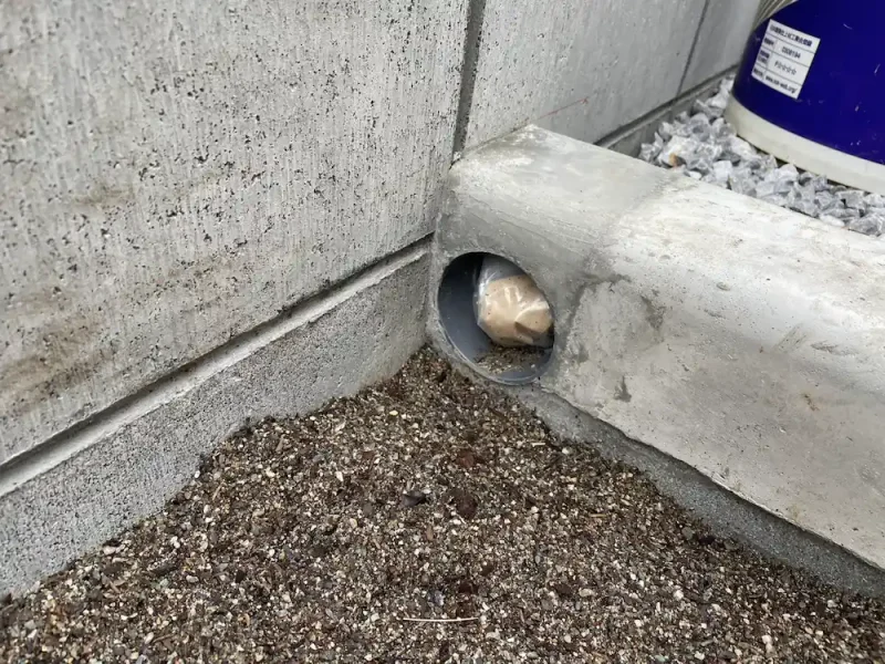 見切に作られた排水パイプ