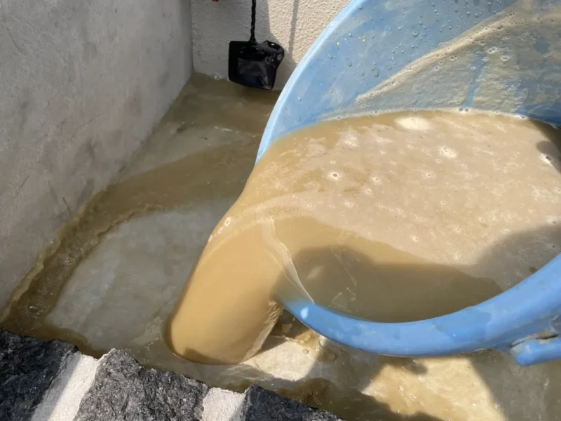 濁った水を捨てている様子