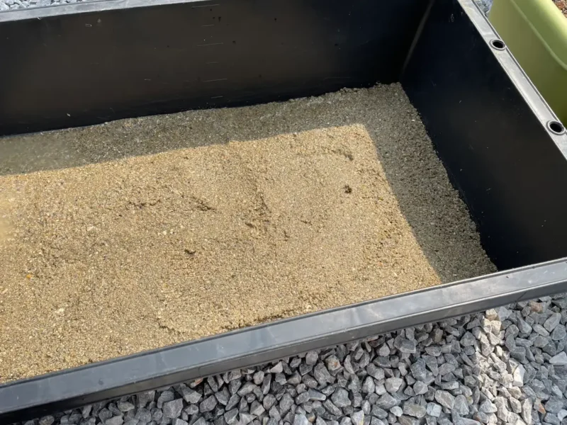 洗い終えた砂を乾燥させる様子