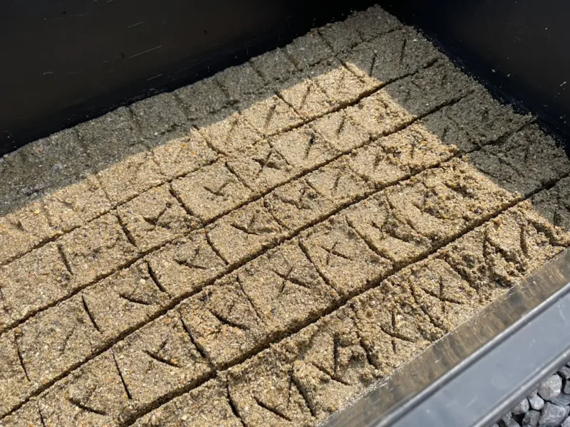 砂を天日干し中