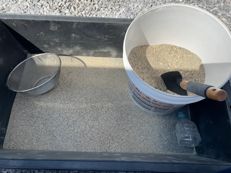 砂をふるいにかけている様子